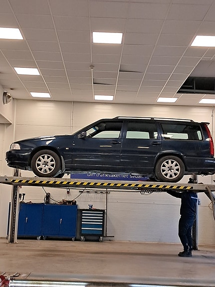Volvo V70 2 of 3