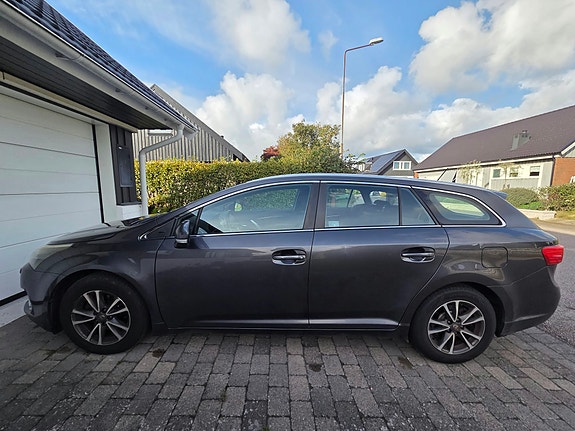 Toyota Avensis 2 of 11