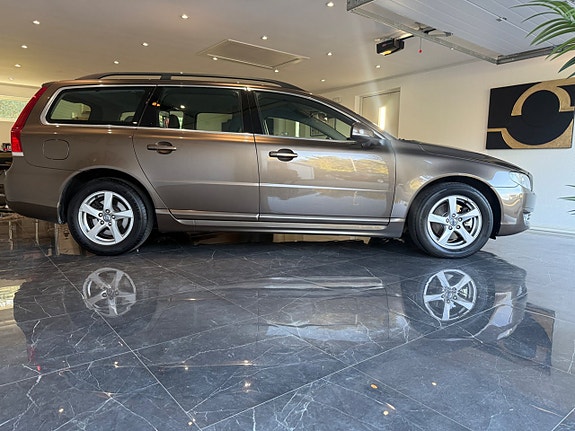 Volvo V70 2 of 14