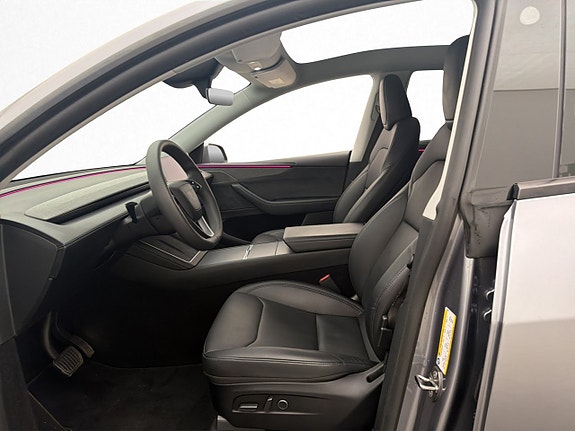 Tesla Model Y 10 of 30