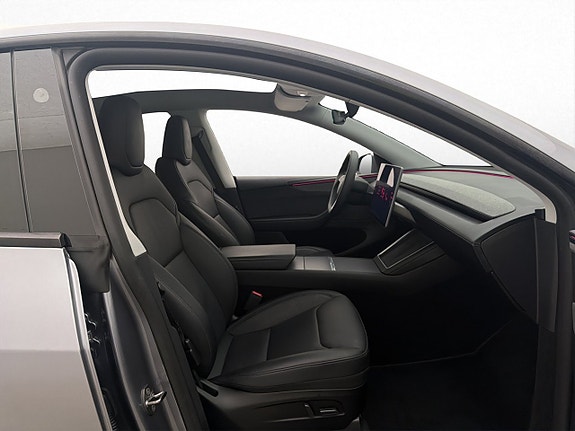 Tesla Model Y 13 of 30