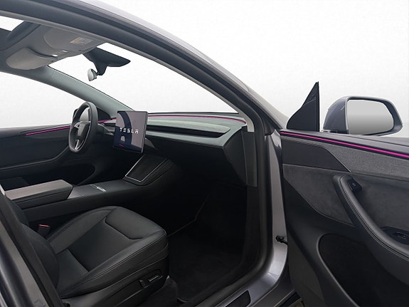 Tesla Model Y 14 of 30