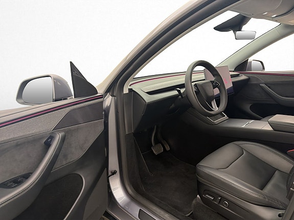 Tesla Model Y 9 of 30