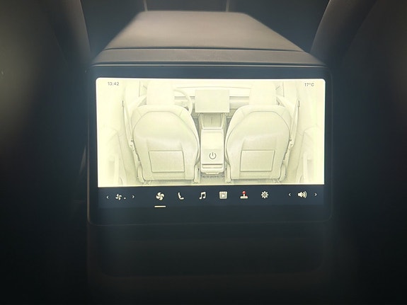Tesla Model Y 29 of 30