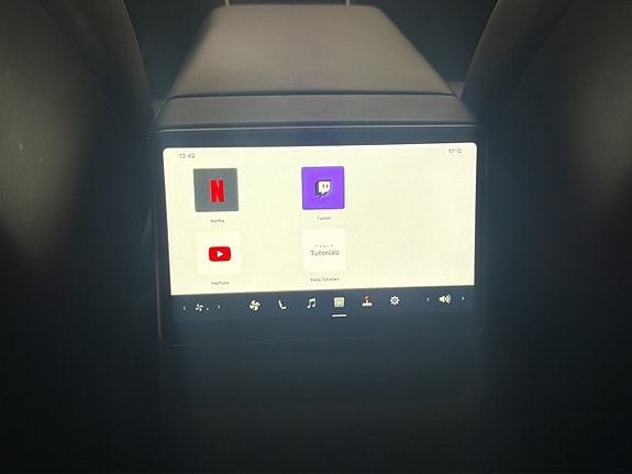 Tesla Model Y 28 of 30
