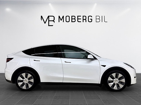 Tesla Model Y 4 of 19