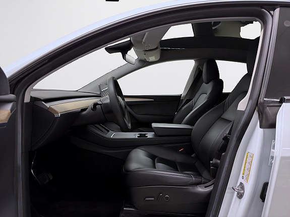 Tesla Model Y 8 of 19