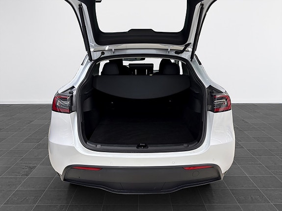 Tesla Model Y 16 of 19