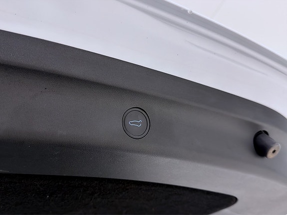 Tesla Model Y 17 of 19