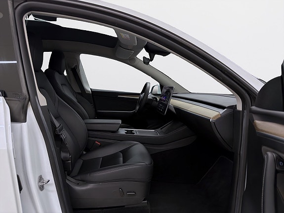 Tesla Model Y 15 of 19