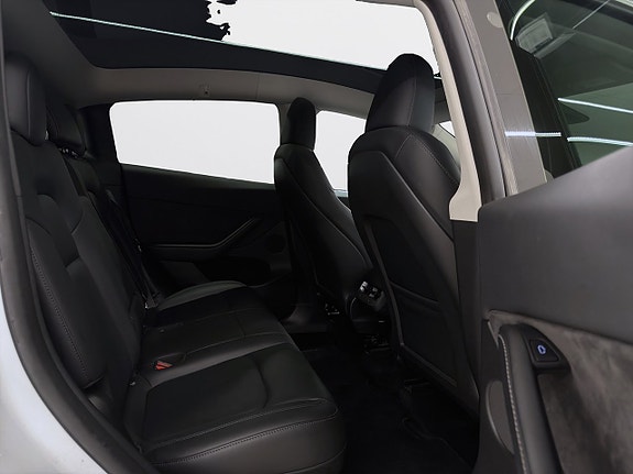 Tesla Model Y 10 of 19
