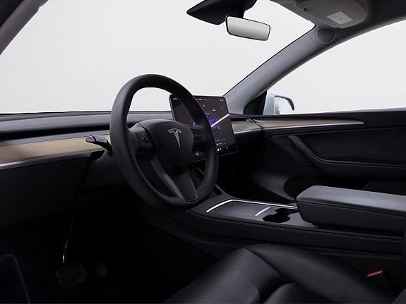 Tesla Model Y 9 of 19