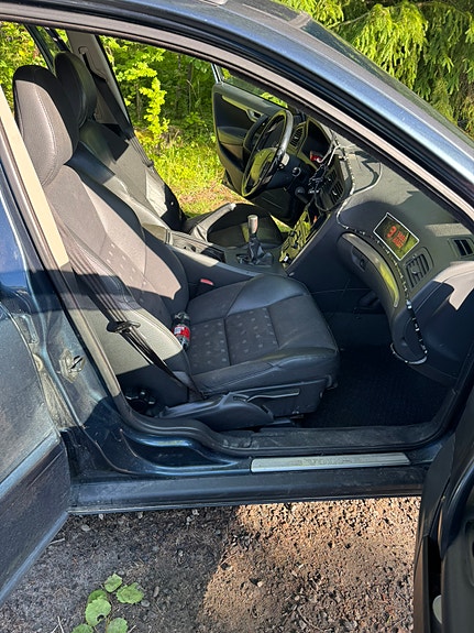 Volvo V70 3 of 5