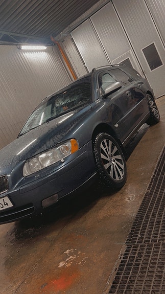 Volvo V70 2 of 5