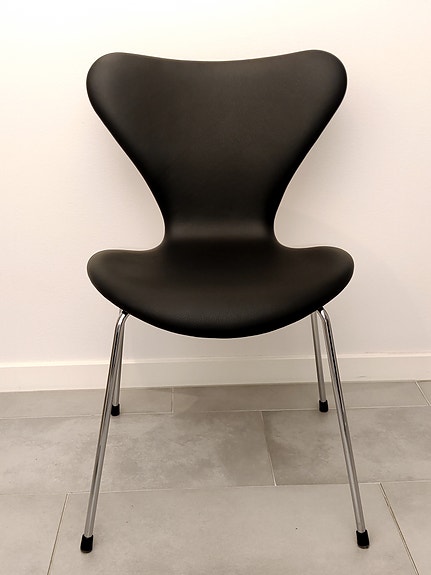 Fritz Hansen 3107 Sjuan i classic svart skinn