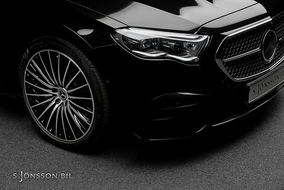 Mercedes-Benz E300 9 of 25