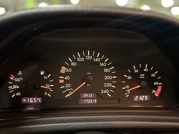 Mercedes-Benz CLK200 10 of 12