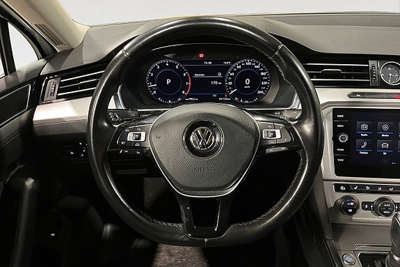 Volkswagen Passat 13 of 17