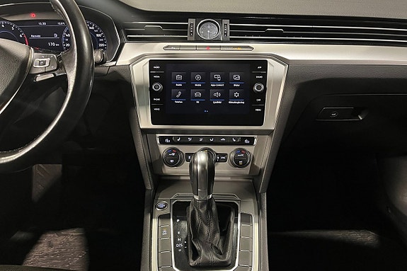 Volkswagen Passat 12 of 17