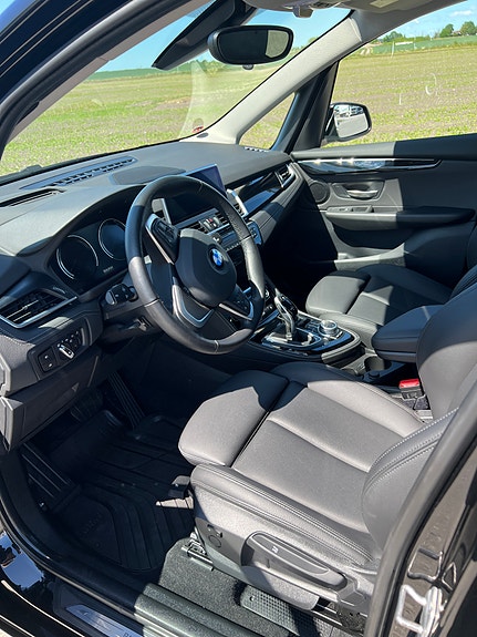 BMW 218d 3 of 4