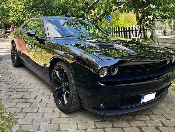 Dodge Challenger 6 of 9