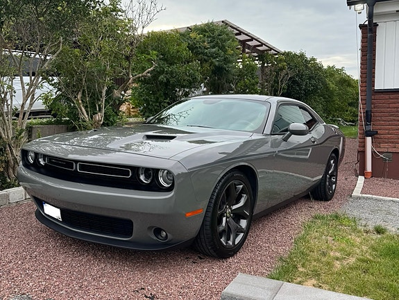 Dodge Challenger 2 of 9