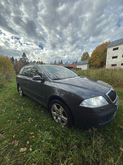 Skoda Octavia 2 of 8