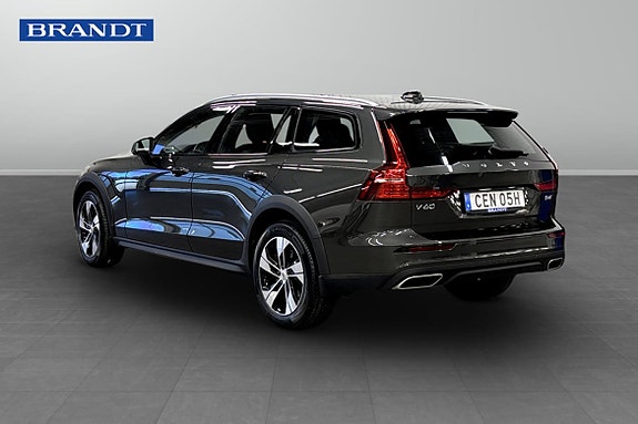 Volvo V60 Cross Country 2 of 10
