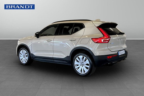 Volvo EX40 2 of 9