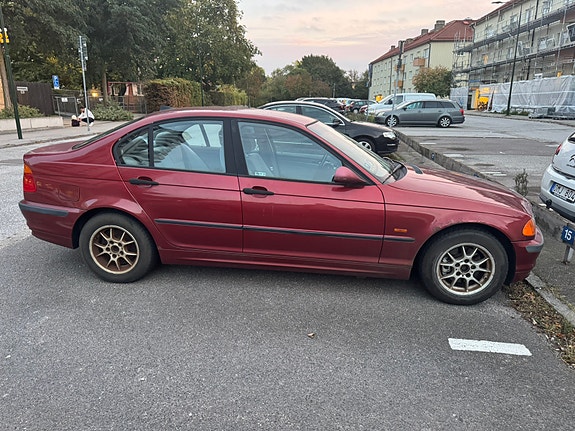 BMW 318i 2 of 9