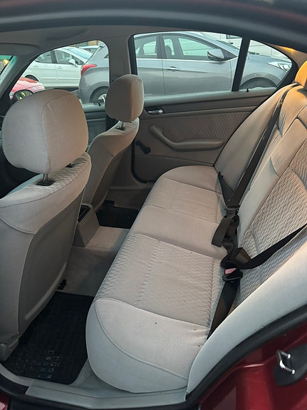 BMW 318i 6 of 9