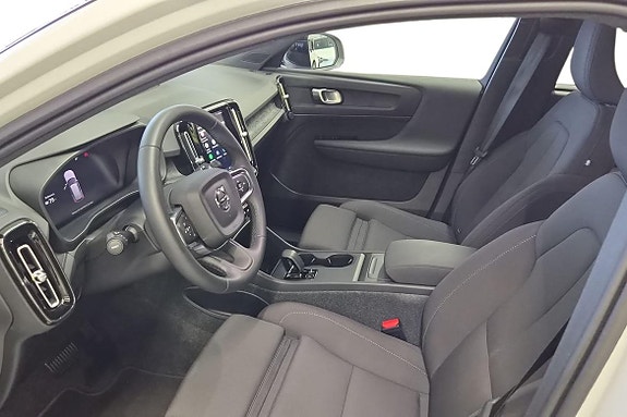 Volvo EX40 14 of 22