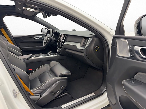 Volvo XC60 12 of 30