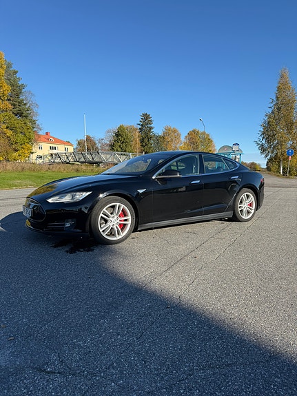 Tesla Model S 3 of 5