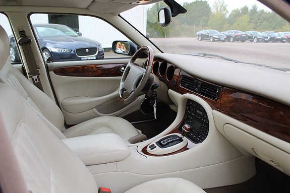 Jaguar XJ 4 of 11