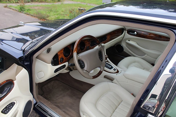 Jaguar XJ 2 of 11