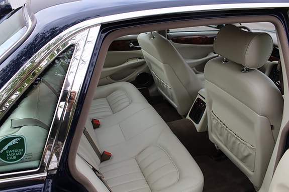 Jaguar XJ 10 of 11