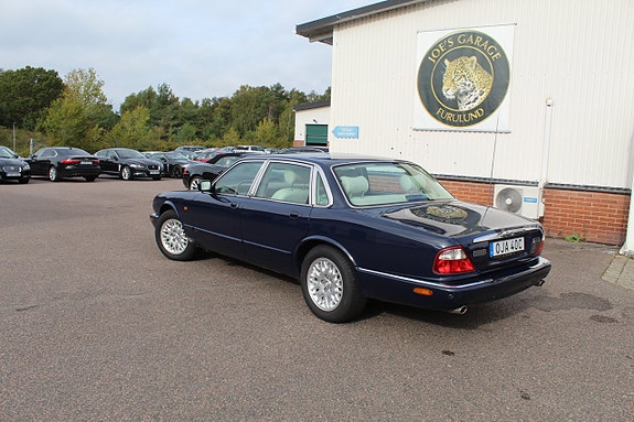 Jaguar XJ 3 of 11