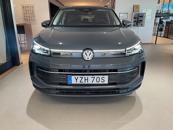 Volkswagen Tiguan 2 of 22