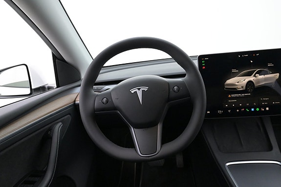 Tesla Model Y 7 of 27