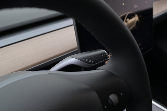 Tesla Model Y 8 of 27