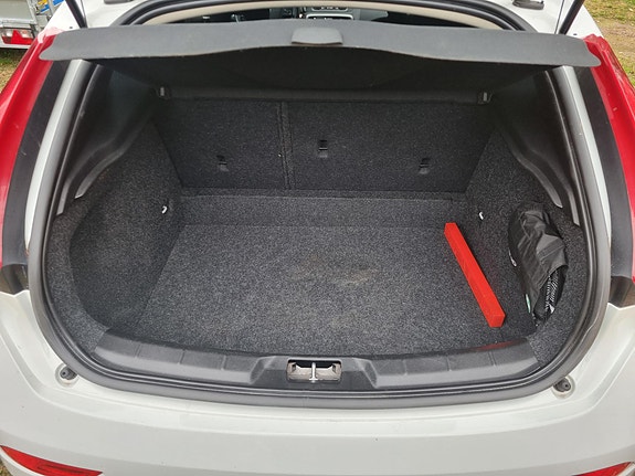 Volvo V40 9 of 14