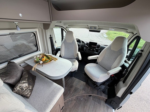 Carado *5.99m*8-växlad automat*Nya 140hk*Lithiumbatteri*Cockpit-panel* 3 of 23