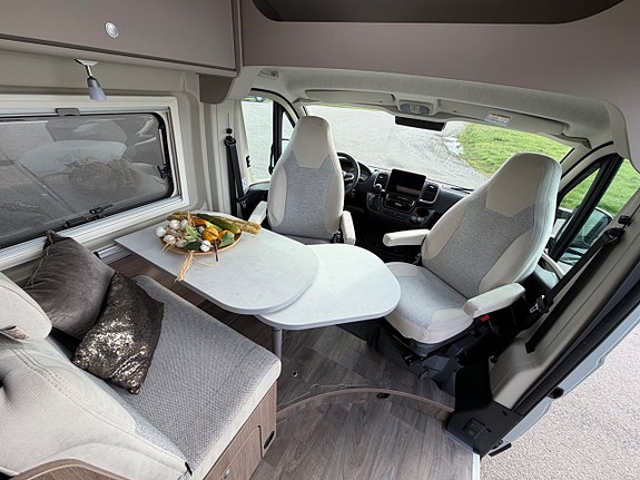 Carado *5.99m*8-växlad automat*Nya 140hk*Lithiumbatteri*Cockpit-panel* 4 of 23
