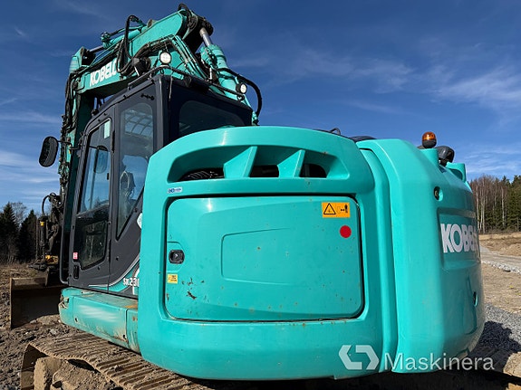 Grävmaskin Kobelco SK230SRLC-5E med skopor & pålaggregat 19 of 27