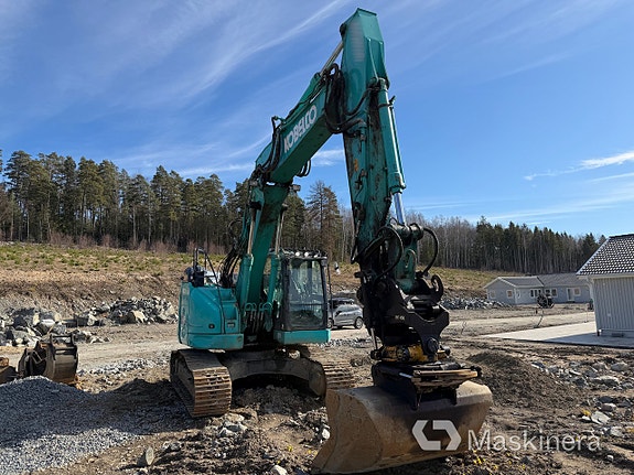Grävmaskin Kobelco SK230SRLC-5E med skopor & pålaggregat 2 of 27