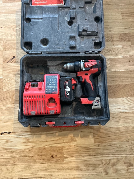 Milwaukee M18 BLDD borrskruvdragare med batteri och laddare