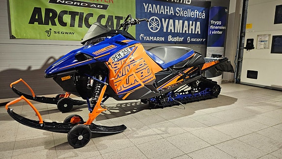 Yamaha Sidewinder XTX 146 LE 2 of 2