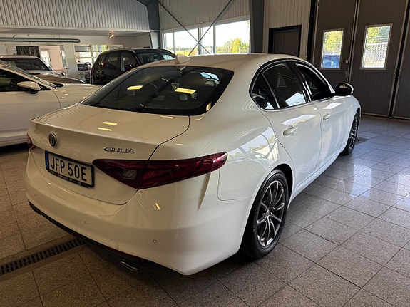 Alfa Romeo Giulia 5 of 11