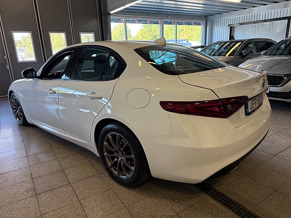Alfa Romeo Giulia 3 of 11